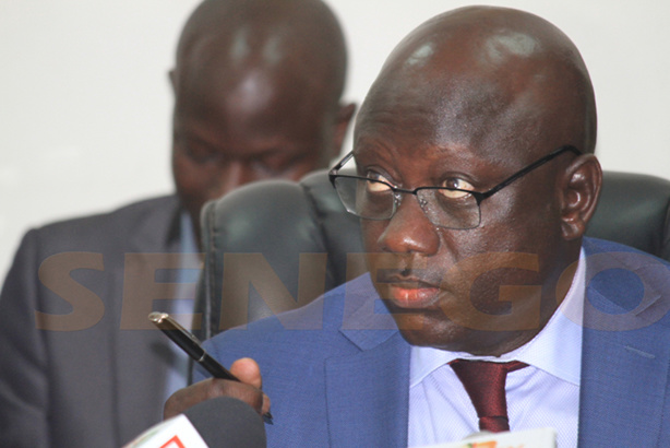 Serigne Bassirou Gueye et sa famille quittent le Sénégal pour Paris Serigne Bassirou Gueye et sa famille quittent le Sénégal pour Paris