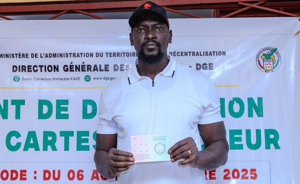 Carte d’électeur en main, Doumbouya exhorte ses compatriotes à participer au scrutin