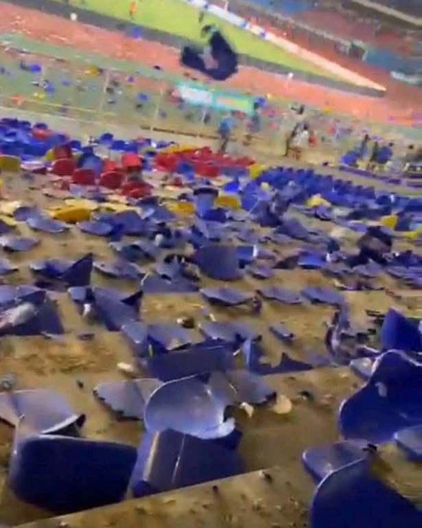 Violences au Stade des Martyrs : les supporters congolais détruisent des sièges après la défaite face au Sénégal Violences au Stade des Martyrs : les supporters congolais détruisent des sièges après la défaite face au Sénégal