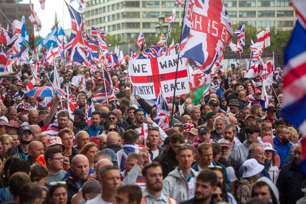 « Anti-immigration : Tommy Robinson rallie une foule énorme à Londres »