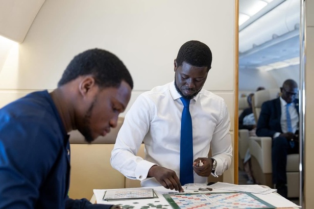 En route pour l’ONU, le Président Diomaye Faye s’offre une parenthèse scrabble En route pour l’ONU, le Président Diomaye Faye s’offre une parenthèse scrabble