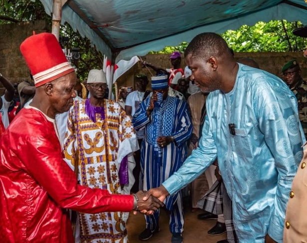 Houmebeul à Oussouye : le ministre Amadou Ba salue le rôle du roi dans la préservation des valeurs ancestrales Houmebeul à Oussouye : le ministre Amadou Ba salue le rôle du roi dans la préservation des valeurs ancestrales