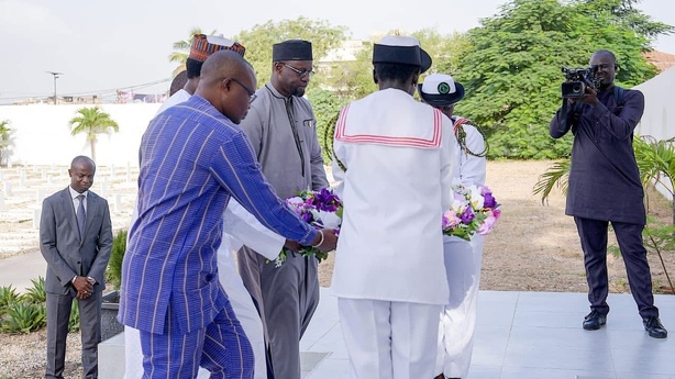 Invest in Sénégal : Ousmane Sonko et ses hôtes rendent hommage aux Tirailleurs de Thiaroye Invest in Sénégal : Ousmane Sonko et ses hôtes rendent hommage aux Tirailleurs de Thiaroye