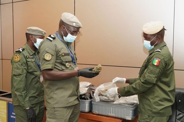 Haschich caché dans des valises : un trafiquant intercepté à l’AIBD avec plus de 32 kg Haschich caché dans des valises : un trafiquant intercepté à l’AIBD avec plus de 32 kg