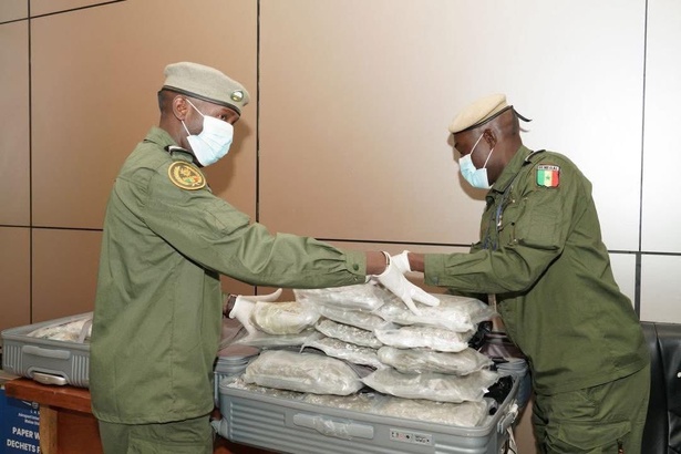 AIBD :les images de la saisie spectaculaire de 32 kg de haschich dissimulés dans des valises