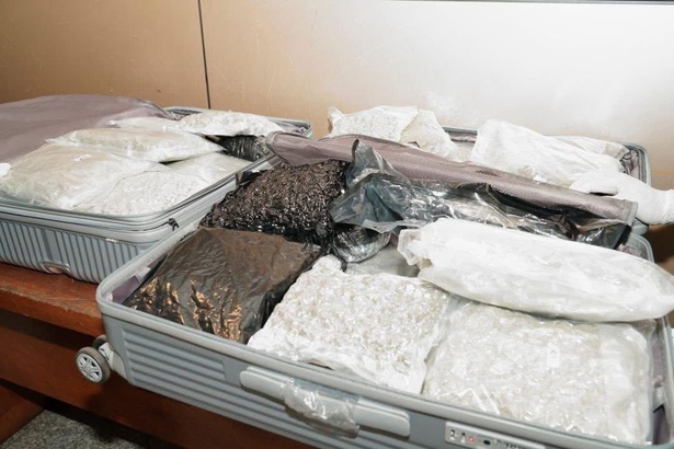 AIBD :les images de la saisie spectaculaire de 32 kg de haschich dissimulés dans des valises