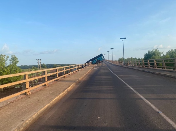Pont de Farafeni : un camion dérape et reste en équilibre au-dessus du fleuve Pont de Farafeni : un camion dérape et reste en équilibre au-dessus du fleuve