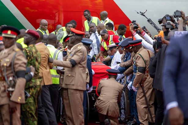Panique au stade Kasarani : chaos lors de l’exposition de la dépouille de Raila Odinga Panique au stade Kasarani : chaos lors de l’exposition de la dépouille de Raila Odinga