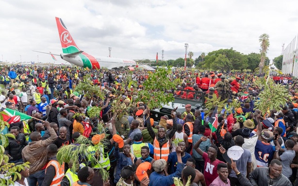 Panique au stade Kasarani : chaos lors de l’exposition de la dépouille de Raila Odinga