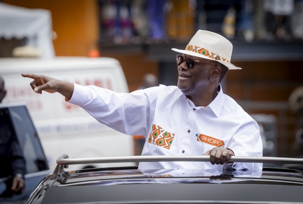 Côte d’Ivoire : Alassane Ouattara clôt sa campagne en appelant à un “coup KO” dès le premier tour