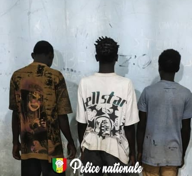 Parcelles Assainies – Jaaxay – Niacourab : trois présumés cambrioleurs arrêtés lors d’une opération de police Parcelles Assainies – Jaaxay – Niacourab : trois présumés cambrioleurs arrêtés lors d’une opération de police