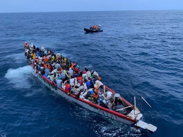 Ngor : une pirogue débarque une centaine de migrants persuadés d’être en Europe Ngor : une pirogue débarque une centaine de migrants persuadés d’être en Europe