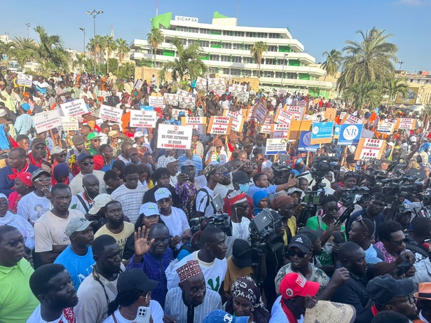 Mobilisation de l’opposition à Dakar: le Front pour la Défense de la Démocratie défie le pouvoir Mobilisation de l’opposition à Dakar: le Front pour la Défense de la Démocratie défie le pouvoir