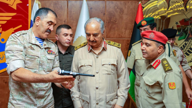 LIBYE–SOUDAN : Un rapport de « The Sentry » accuse les forces de Khalifa Haftar de fournir du carburant aux RSF en échange du soutien des Émirats arabes unis