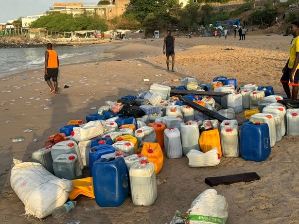 Une pirogue en partance pour l’Espagne échoue à Mermoz : les passagers prennent la fuite Une pirogue en partance pour l’Espagne échoue à Mermoz : les passagers prennent la fuite