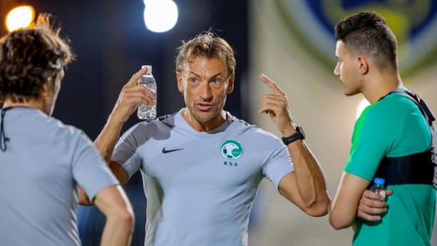 Djeddah : Hervé Renard observe un silence pendant l’appel à la prière