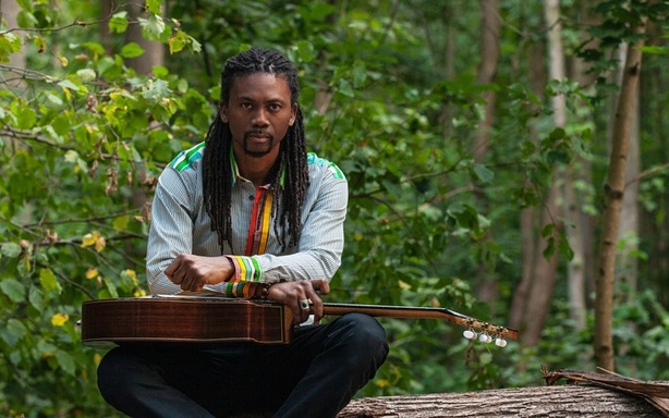 Hervé Samb : le génie sénégalais qui révolutionne le Jazz Sabar