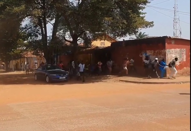 Panique à Bissau : des coups de feu retentissent à 24 heures des résultats (vidéo) Panique à Bissau : des coups de feu retentissent à 24 heures des résultats (vidéo)