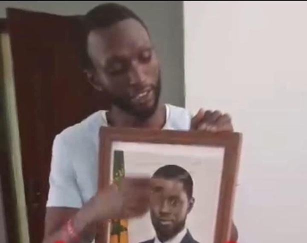 Saint-Louis : un jeune arrêté après avoir déchiré la photo officielle du Chef de l’État