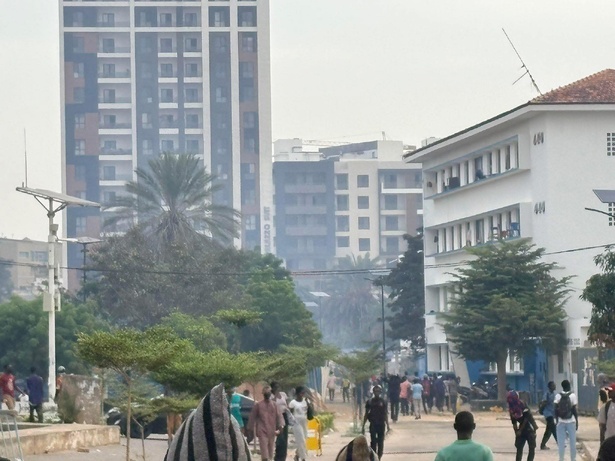 Bourses impayées : l’UCAD s’embrase, heurts et saccages sur le campus, deux policiers blessés Bourses impayées : l’UCAD s’embrase, heurts et saccages sur le campus, deux policiers blessés