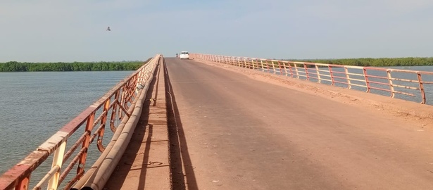 Casamance : nouvelles images du pont Émile Badiane prises ce samedi 29 novembre lors de la déclaration du collectif “L’HEURE EST GRAVE”. Casamance : nouvelles images du pont Émile Badiane prises ce samedi 29 novembre lors de la déclaration du collectif “L’HEURE EST GRAVE”.