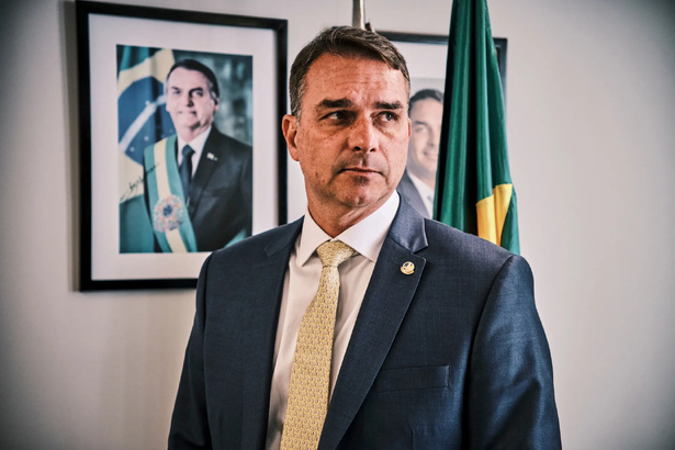 Brésil : Depuis sa cellule, Jair Bolsonaro désigne son fils Flavio comme candidat du camp conservateur Brésil : Depuis sa cellule, Jair Bolsonaro désigne son fils Flavio comme candidat du camp conservateur
