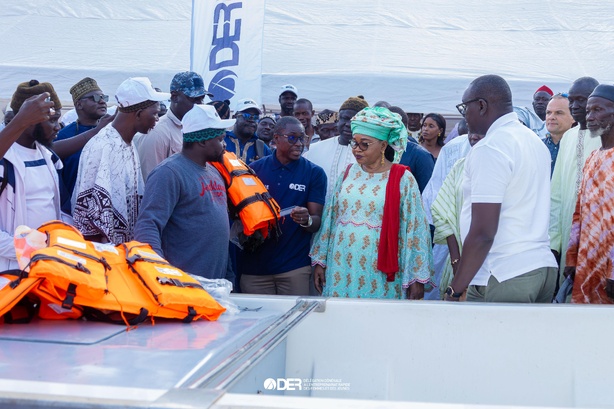 DER/FJ : 14 nouvelles pirogues en fibre de verre remises aux pêcheurs sénégalais établis en Gambie DER/FJ : 14 nouvelles pirogues en fibre de verre remises aux pêcheurs sénégalais établis en Gambie
