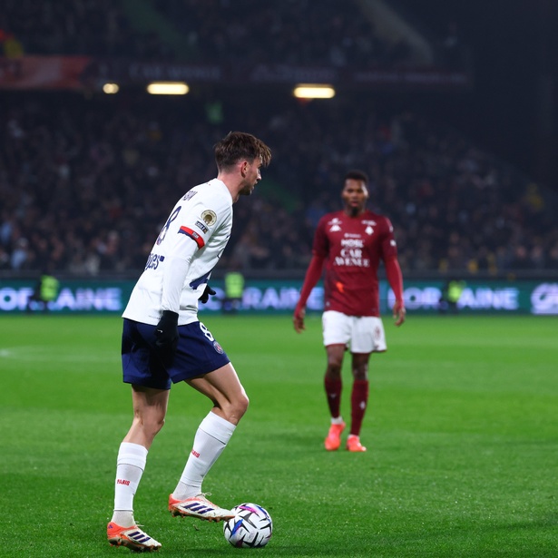 Ligue 1 : le PSG s’impose à Metz dans la douleur et reprend la tête