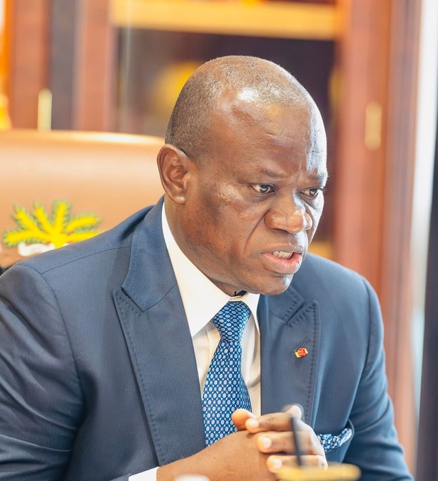 Lenteur, archaïsme, absentéisme : Oligui Nguema prêt à frapper par des licenciements Lenteur, archaïsme, absentéisme : Oligui Nguema prêt à frapper par des licenciements