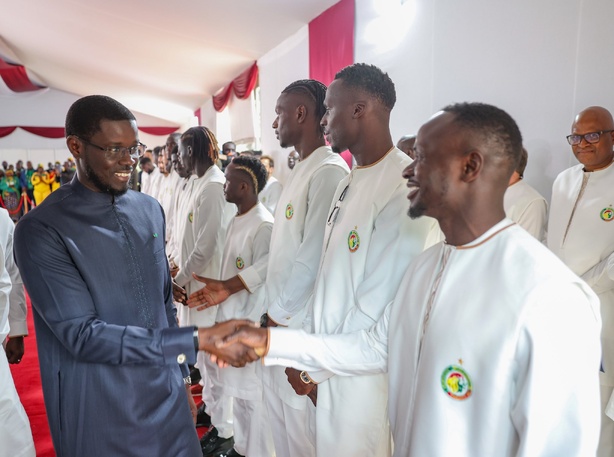 CAN Maroc 2025 : Bassirou Diomaye Faye remet le drapeau national aux Lions