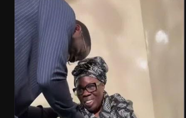 Ziguinchor : Diomaye Faye rend visite à la mère d’Ousmane Sonko Ziguinchor : Diomaye Faye rend visite à la mère d’Ousmane Sonko