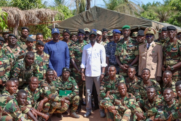 Casamance : Diomaye Faye partage un déjeuner fraternel avec les militaires Casamance : Diomaye Faye partage un déjeuner fraternel avec les militaires