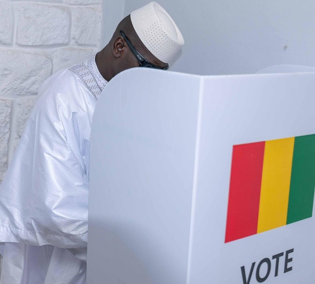 Présidentielle en Guinée : Doumbouya largement en tête selon les premières tendances Présidentielle en Guinée : Doumbouya largement en tête selon les premières tendances