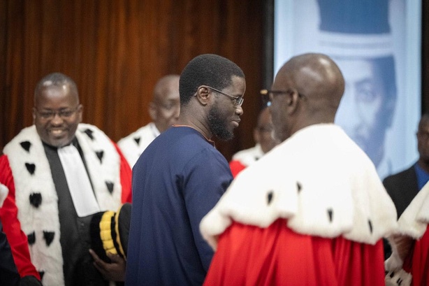 Sénégal : Le Chef de l'Etat annonce la révision de la Constitution et du Conseil supérieur de la magistrature Sénégal : Le Chef de l'Etat annonce la révision de la Constitution et du Conseil supérieur de la magistrature