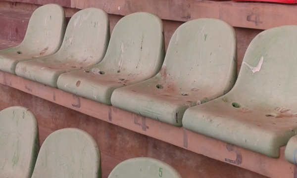 Regardez le stade Léopold Sédar Senghor devenu très sale