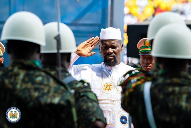 Guinée : Mamadi Doumbouya investi président