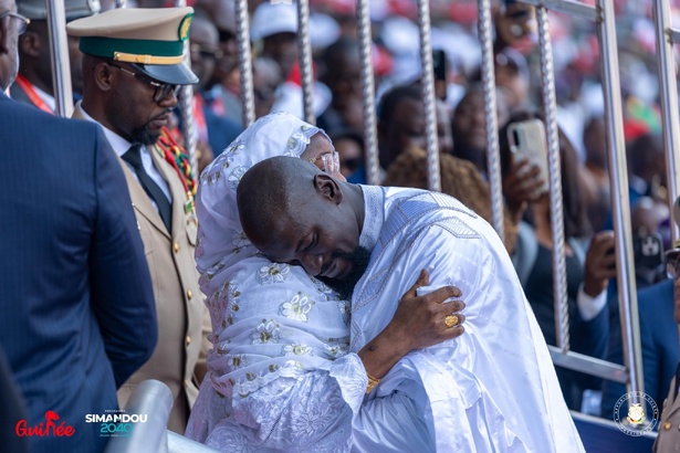 Guinée : Une accolade qui dépasse le protocole Guinée : Une accolade qui dépasse le protocole