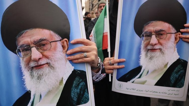 Manifestations en Iran : un proche de Khamenei dément toute fuite du guide