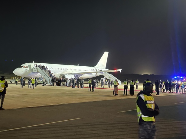 CAN 2025 : l’avion des Lions atterrit à l’AIBD après 3h15 de vol depuis Rabat CAN 2025 : l’avion des Lions atterrit à l’AIBD après 3h15 de vol depuis Rabat