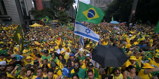 Brésil: la foudre s'abat sur une manifestation pro-Bolsonaro à Brasilia, une trentaine de blessés Brésil: la foudre s'abat sur une manifestation pro-Bolsonaro à Brasilia, une trentaine de blessés