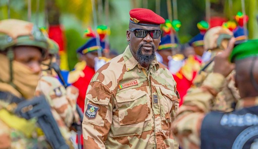 "Le tombeur d’Alpha Condé a bien conscience que l’uniforme qui le protège est aussi celui qui peut le renverser", selon François Soudan