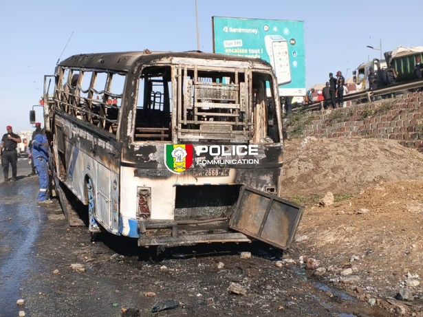 Bus incendié après un accident mortel : la police lance une traque contre les auteurs Bus incendié après un accident mortel : la police lance une traque contre les auteurs