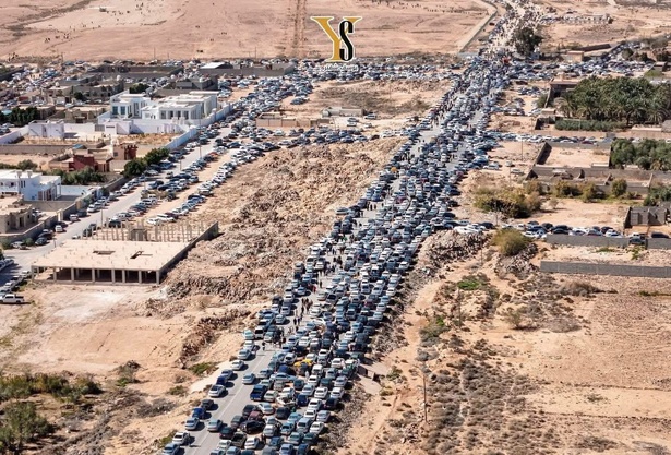 Funérailles de Saïf al-Kadhafi : Bani Walid submergée par un millier de véhicules, un embouteillage impressionnant