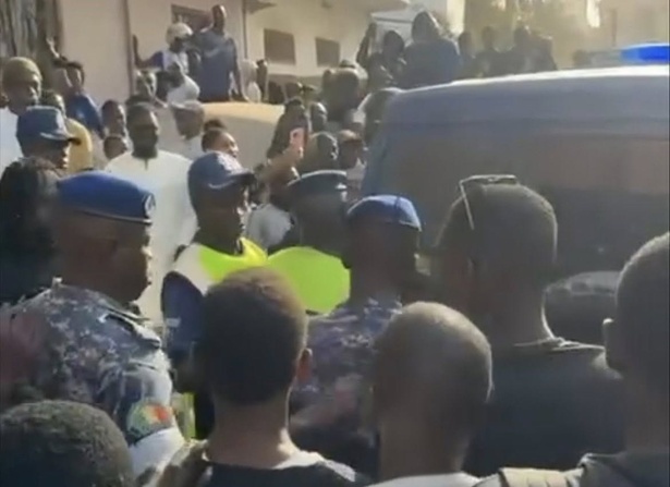 Homos£xuel présumé : un individu échappe à un lynchage à Dakar grâce à l’intervention rapide de la Gendarmerie. Homos£xuel présumé : un individu échappe à un lynchage à Dakar grâce à l’intervention rapide de la Gendarmerie.