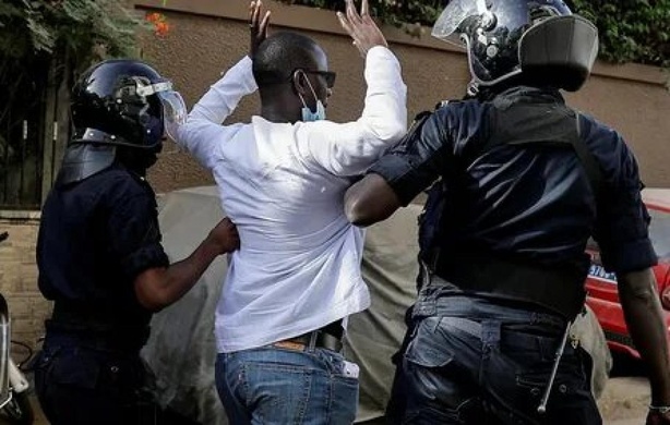 Violences à l’UCAD : la traque continue, un cinquième étudiant arrêté Violences à l’UCAD : la traque continue, un cinquième étudiant arrêté