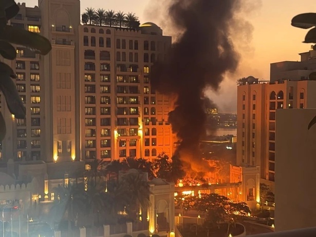 Un hôtel de luxe à Dubaï touché par des frappes de représailles iraniennes dans toute la région Un hôtel de luxe à Dubaï touché par des frappes de représailles iraniennes dans toute la région