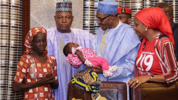 Au Nigeria, la rescapée de Chibok reçue par le président Muhammadu Buhari Au Nigeria, la rescapée de Chibok reçue par le président Muhammadu Buhari