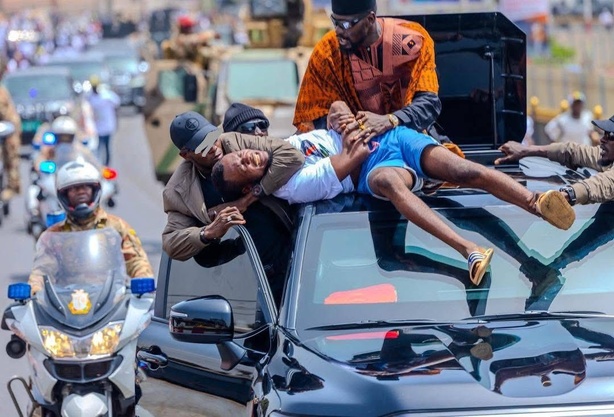Incident avec un jeune homme : Mamadi Doumbouya contraint d’intervenir face à sa garde Incident avec un jeune homme : Mamadi Doumbouya contraint d’intervenir face à sa garde