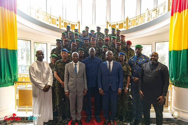 Guinée : Mamadi Doumbouya préside la cérémonie de port de galons de nouveaux généraux Guinée : Mamadi Doumbouya préside la cérémonie de port de galons de nouveaux généraux