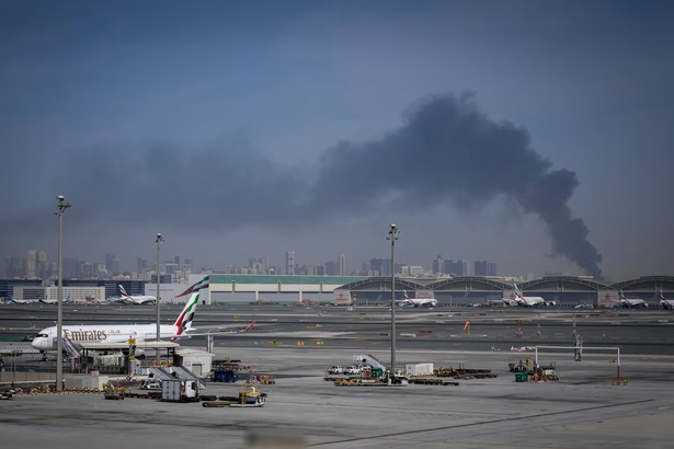 Un réservoir de carburant de l'aéroport de Dubaï en feu après un «incident» lié à un drone Un réservoir de carburant de l'aéroport de Dubaï en feu après un «incident» lié à un drone